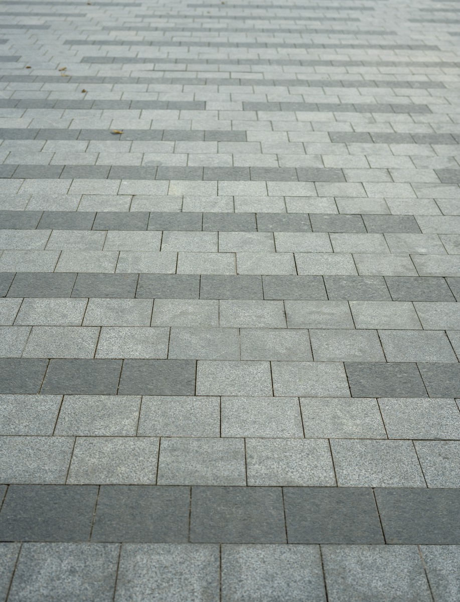 Granitowa kostka - estetyka i trwałość w przestrzeni publicznej